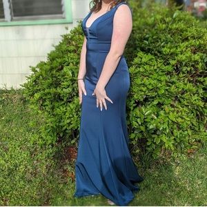 size 8, it had some alterations done to it, but they can easily be pulled out.